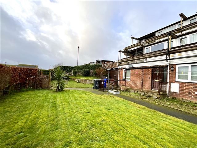 3 bed flat for sale in Fairbarn Drive, Stannington, Sheffield S6, £180,000