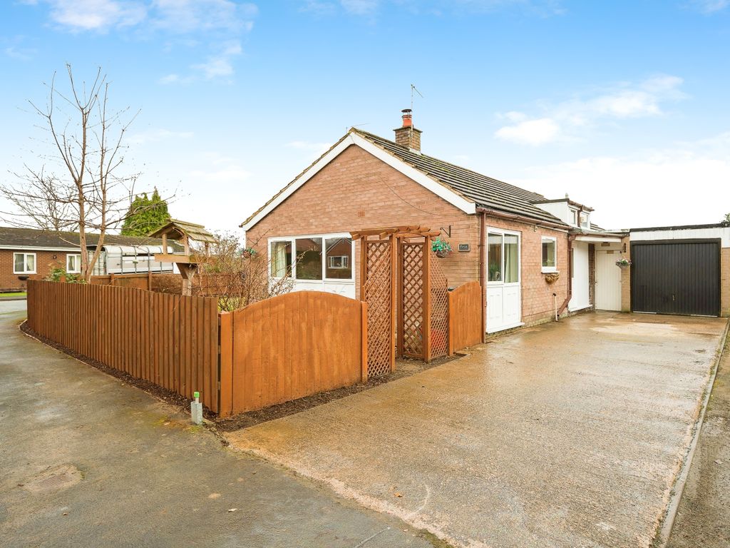 3 bed bungalow for sale in Derwen Green, Four Crosses, Llanymynech, Powys SY22, £259,950
