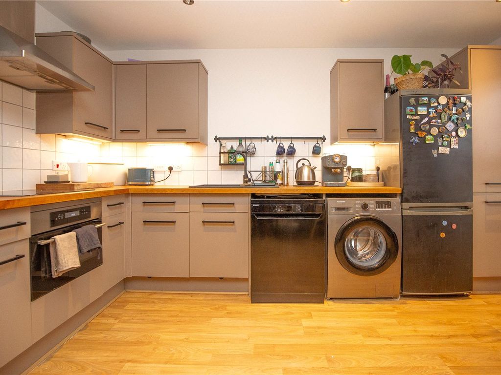2 bed flat for sale in Backfields, Bristol BS2, £140,000