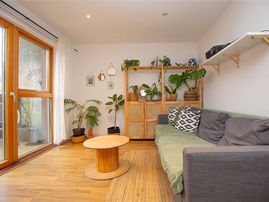 2 bed flat for sale in Backfields, Bristol BS2, £140,000