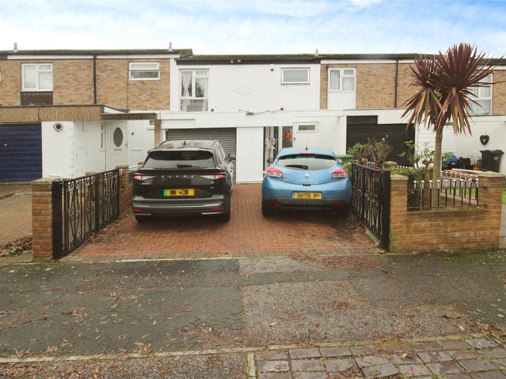3 bed terraced house to rent in Lynstede, Basildon SS14, £1,800 pcm