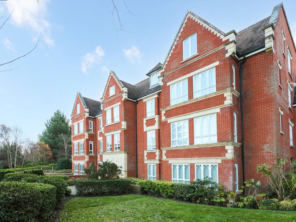 2 bed flat to rent in Esher Park Avenue, Esher, Surrey KT10, £3,500 pcm