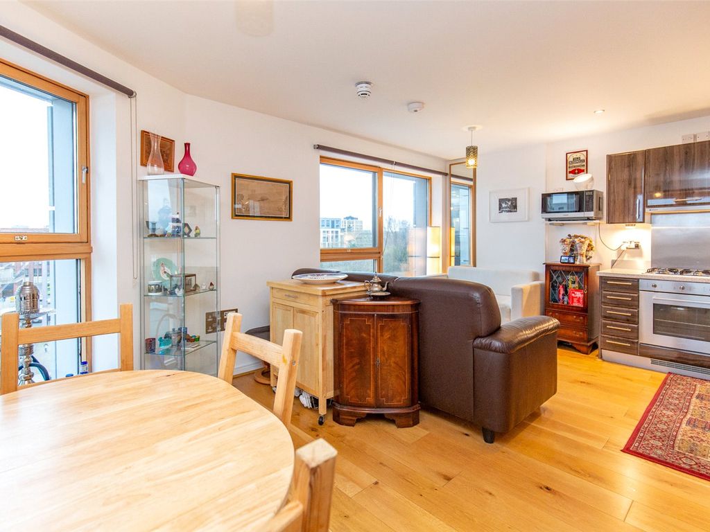 2 bed flat for sale in Broad Weir, Bristol BS1, £365,000