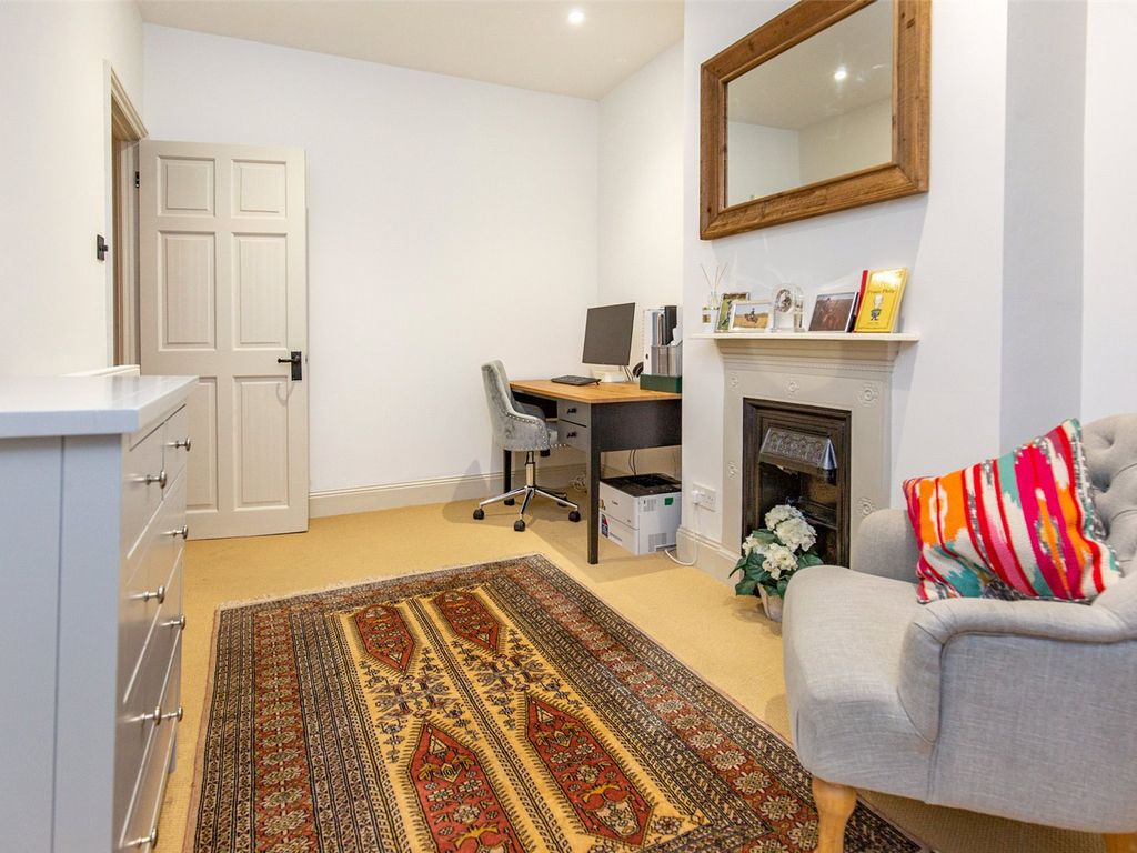 2 bed flat for sale in The Quadrant, Bristol BS6, £385,000