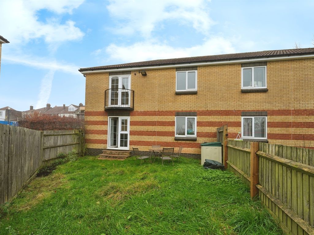 2 bed flat for sale in Braemar Crescent, Bristol BS7, £225,000