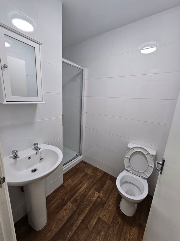 1 bed flat to rent in 1 Bed, Second Floor Flat, Llandudno LL30, £675 pcm