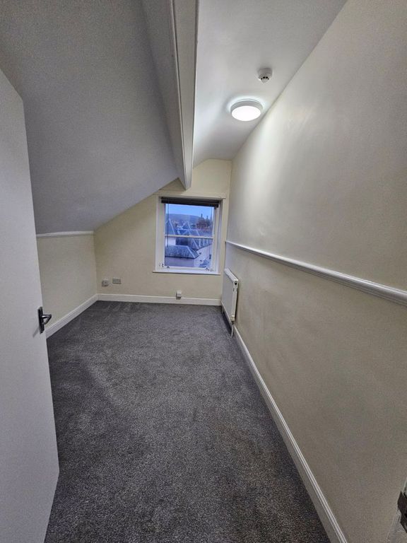 1 bed flat to rent in 1 Bed, Second Floor Flat, Llandudno LL30, £675 pcm