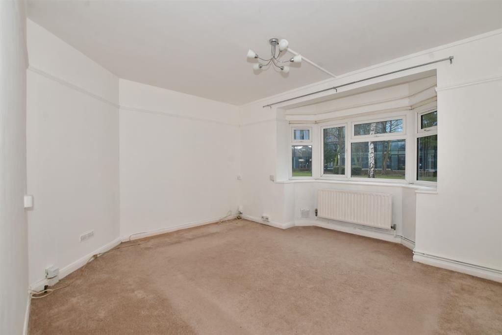 2 bed flat for sale in Brighton Road, Sutton, Surrey SM2, £185,000