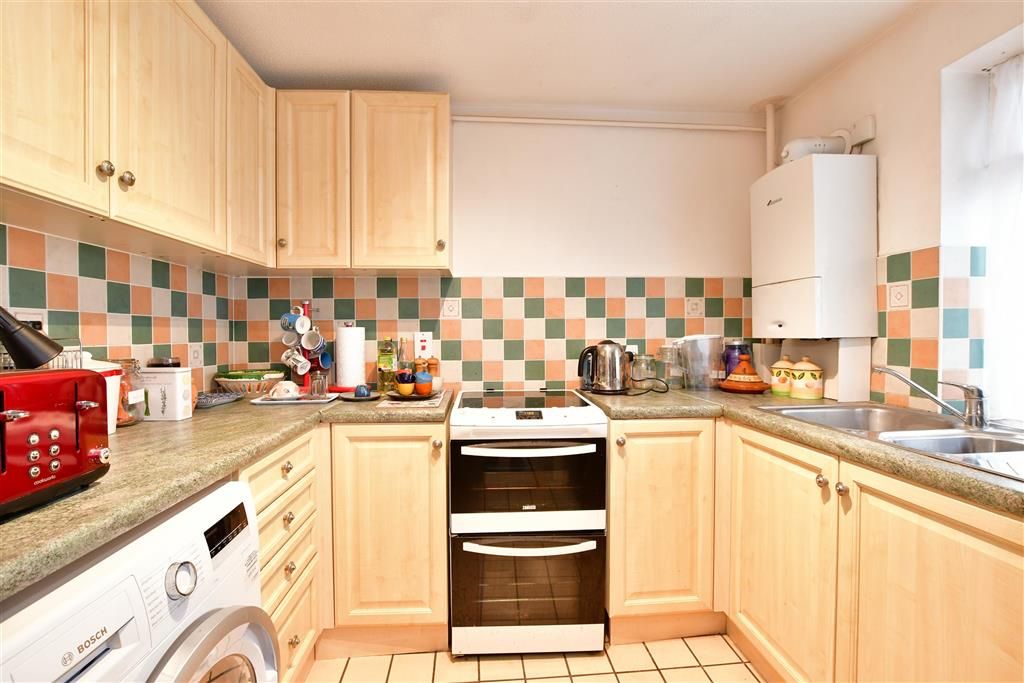 2 bed flat for sale in Limes Avenue, Chigwell, Essex IG7, £181,500