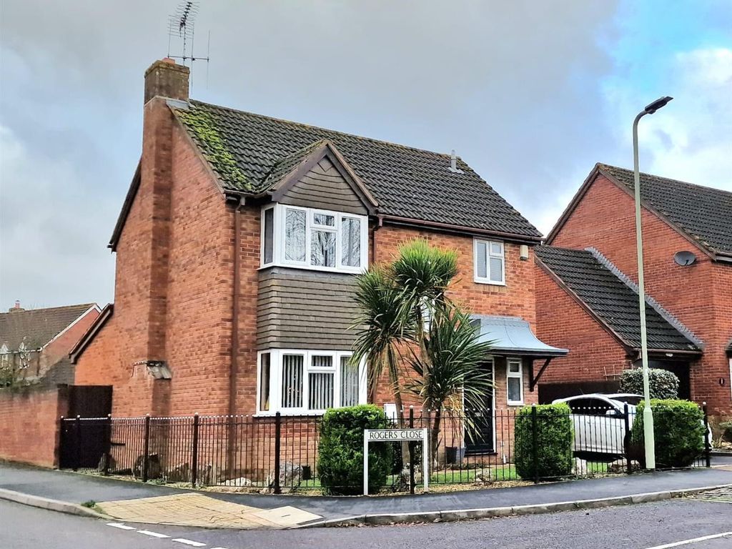 3 bed detached house for sale in Rogers Close, Tiverton EX16, £375,000