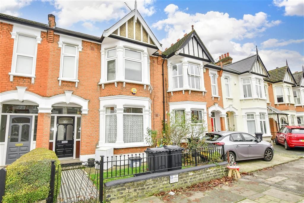 2 bed flat for sale in Harpenden Road, London E12, £425,000