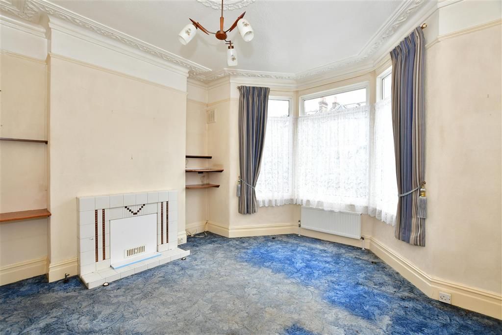 2 bed flat for sale in Harpenden Road, London E12, £425,000