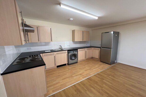 2 bed flat to rent in Fremington Court, Coventry CV1, £800 pcm