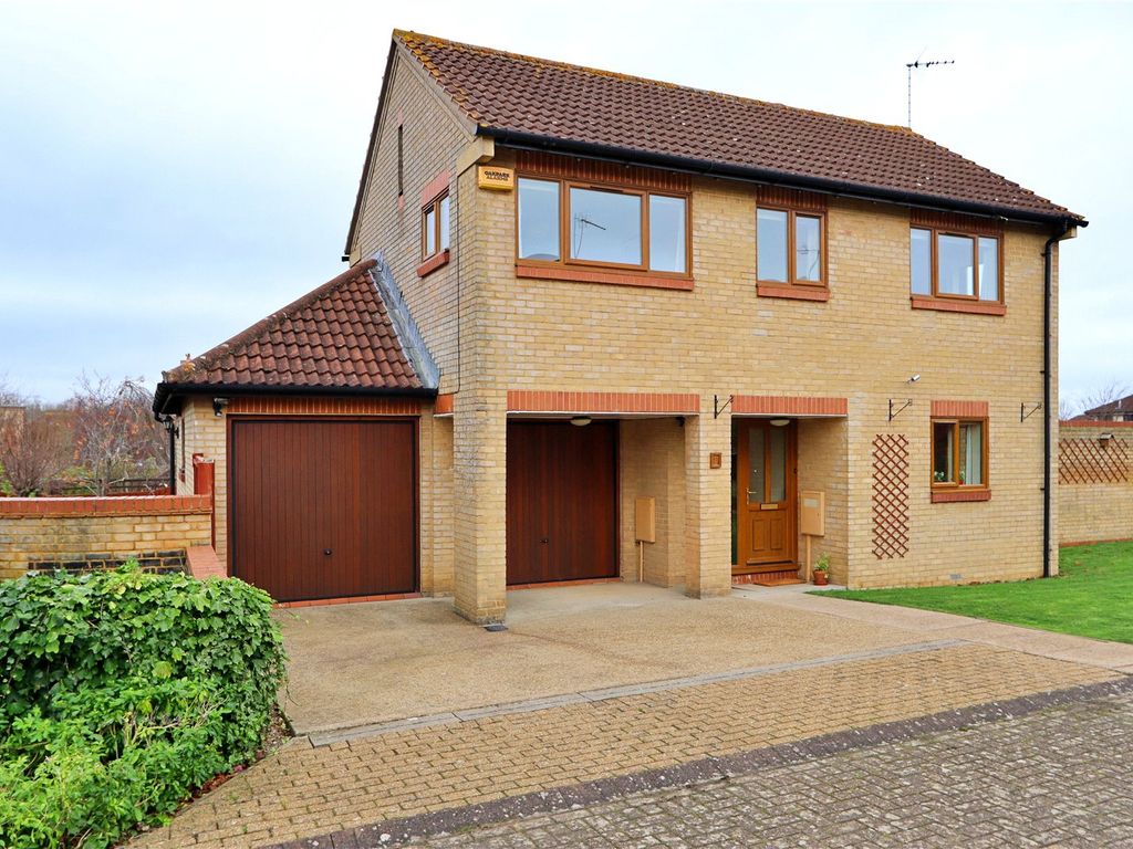 5 bed detached house for sale in Daubeney Gate, Shenley Church End MK5, £725,000