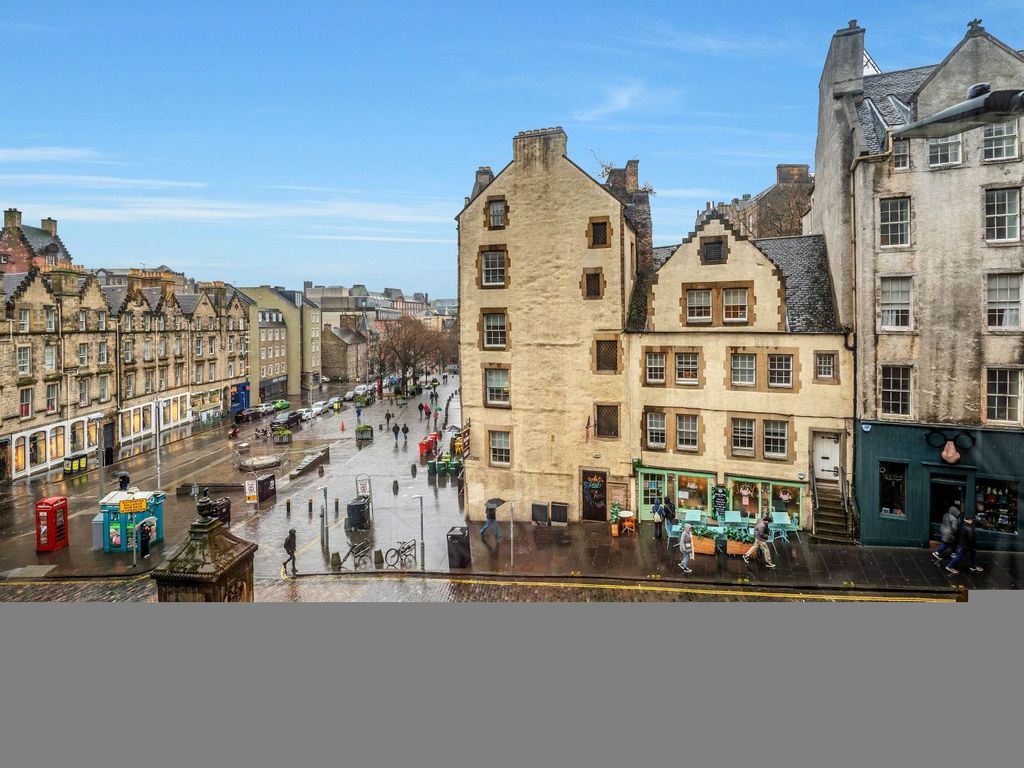2 bed flat to rent in West Bow, Edinburgh EH1, £5,400 pcm