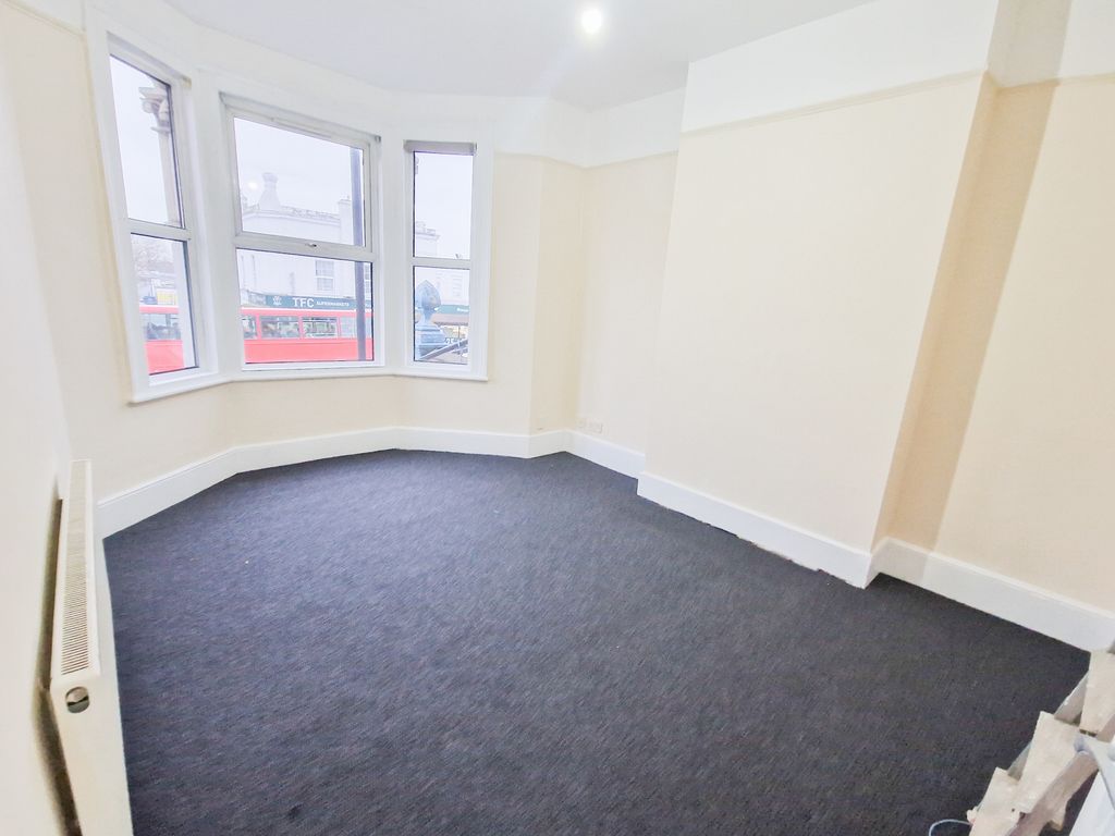 1 bed flat to rent in Green Lanes, Palmers Green N13, £1,350 pcm