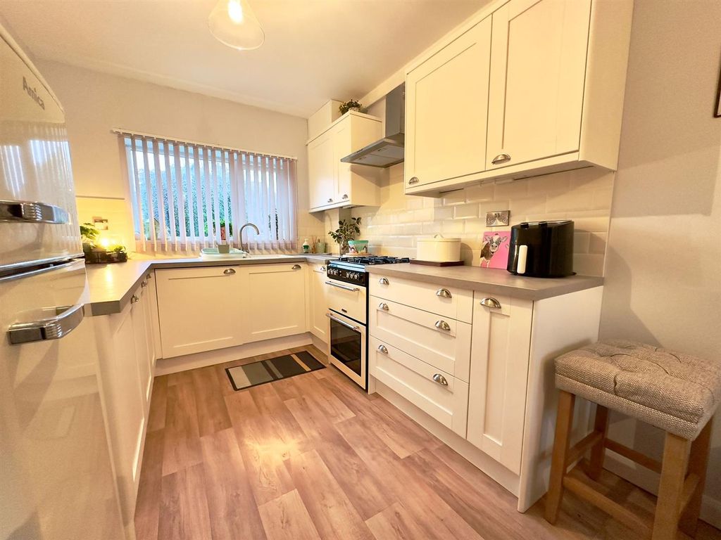 4 bed property for sale in Tapton View Road, Chesterfield S41, £220,000