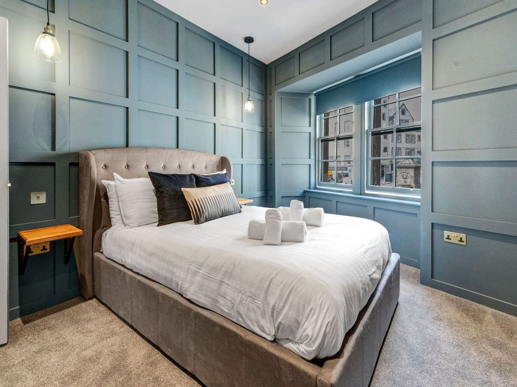 3 bed flat to rent in Grassmarket, Edinburgh EH1, £10,500 pcm