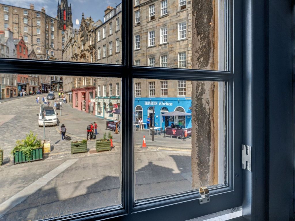 3 bed flat to rent in Grassmarket, Edinburgh EH1, £10,500 pcm