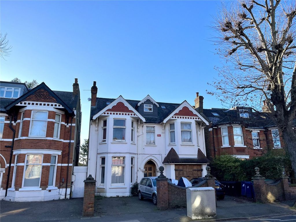 Studio to rent in Madeley Road, Ealing, London W5, £1,100 pcm