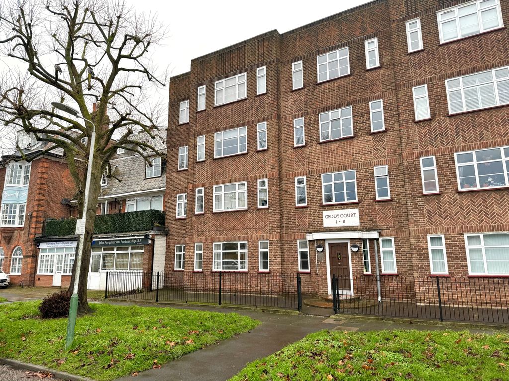 2 bed flat to rent in Hare Hall Lane, Gidea Park RM2, £1,700 pcm