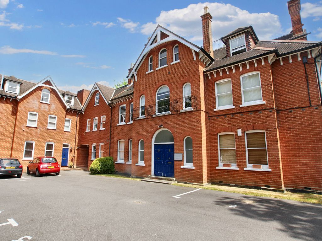 1 bed flat to rent in Westcar Lane, Hersham Village, Surrey KT12, £1,150 pcm