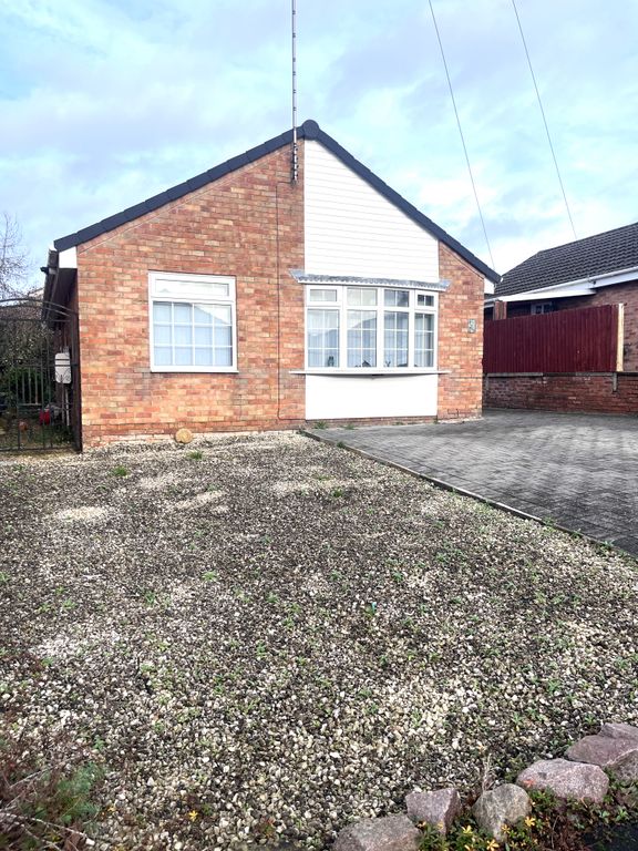 2 bed bungalow to rent in Fieldway Crescent, Leicester LE8, £1,050 pcm