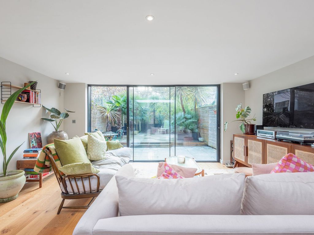 2 bed flat for sale in Manor Road, London N16, £900,000