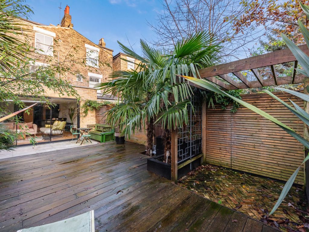 2 bed flat for sale in Manor Road, London N16, £900,000