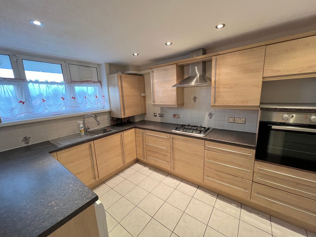 3 bed flat to rent in Ayley Croft, Enfield EN1, £1,800 pcm