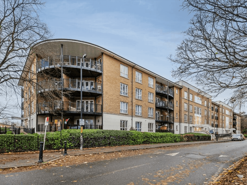 2 bed flat to rent in St. Georges Way, London SE15, £1,900 pcm