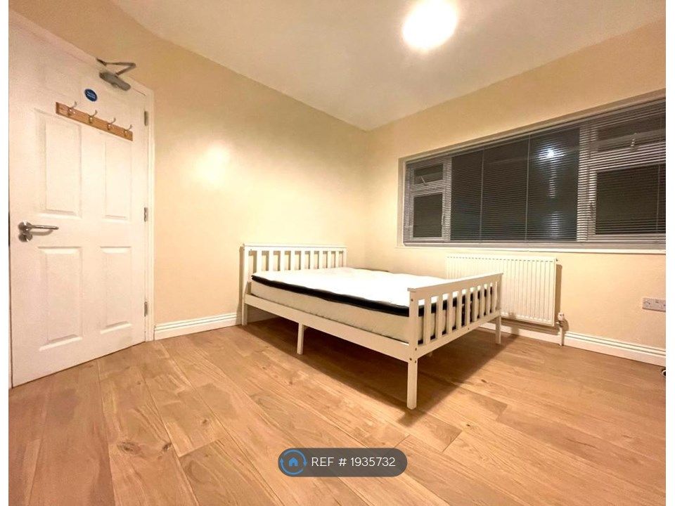 Room to rent in First Avenue, Bexleyheath DA7, £898 pcm