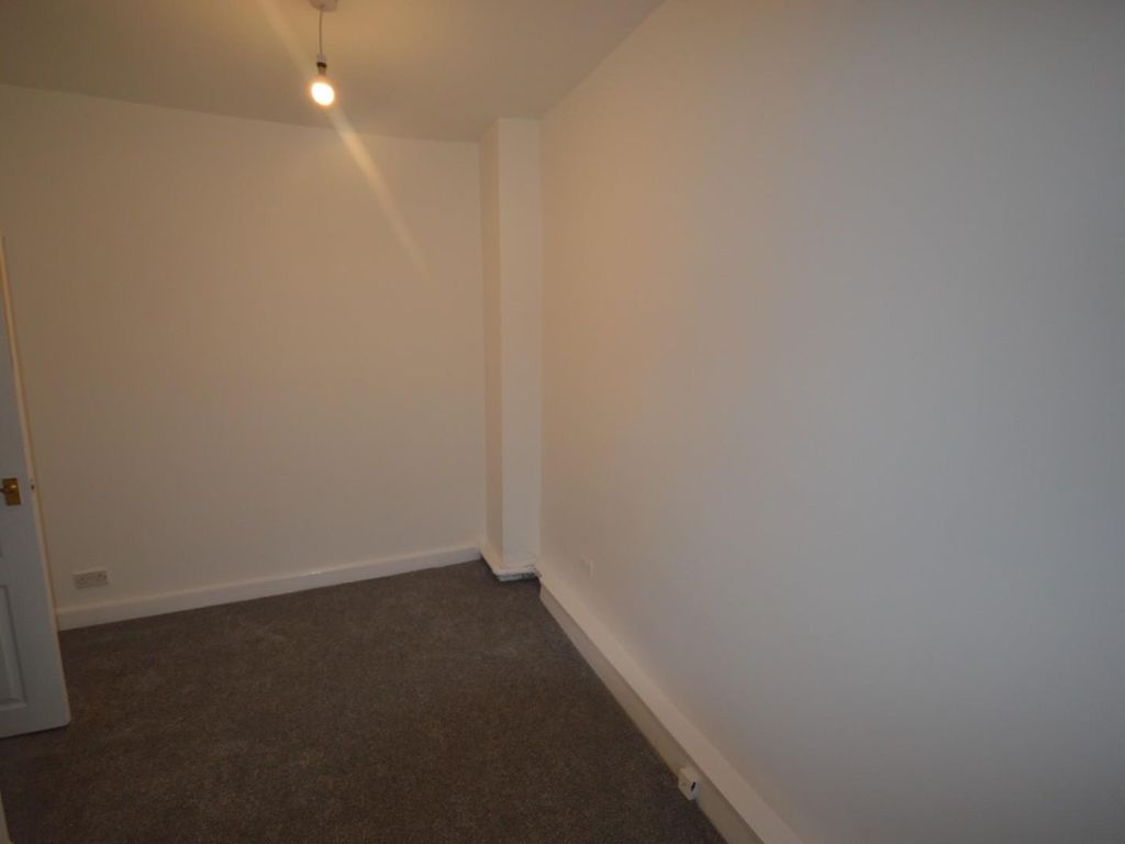 2 bed flat to rent in Moorfield Road, Swinton, Manchester M27, £1,100 pcm