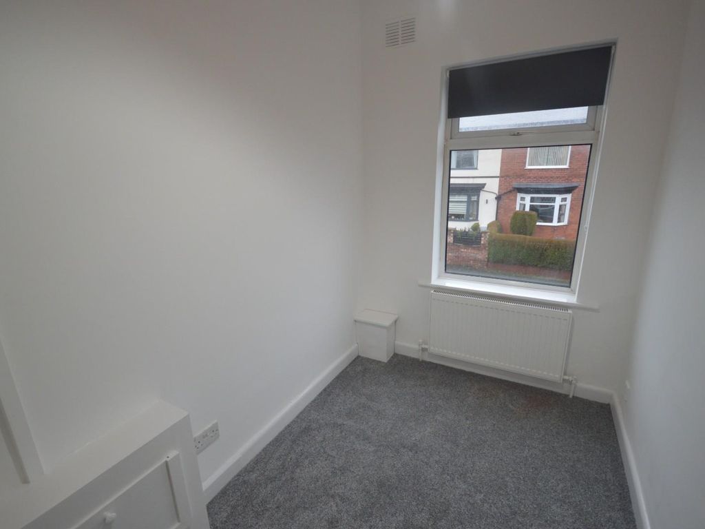 2 bed flat to rent in Moorfield Road, Swinton, Manchester M27, £1,100 pcm