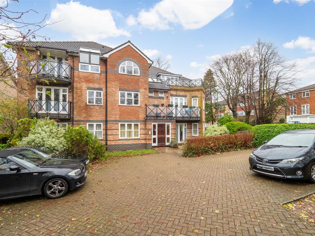 2 bed flat for sale in Christchurch Park, Sutton SM2, £400,000