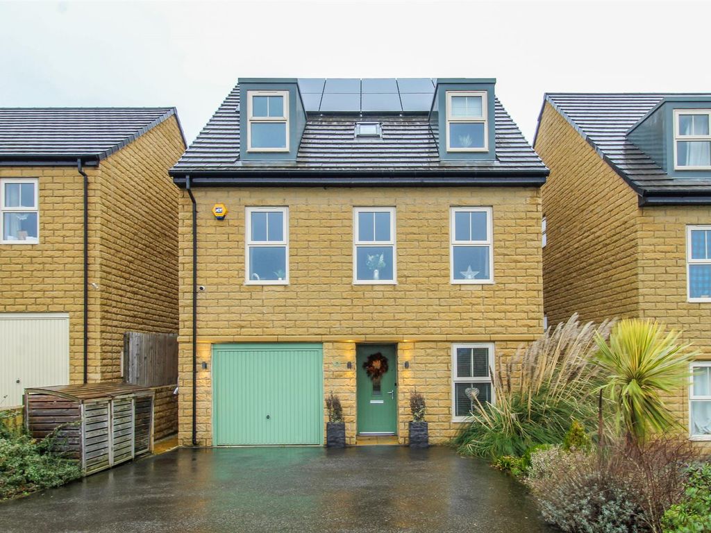 5 bed detached house for sale in Stanton Close, Ossett WF5, £425,000