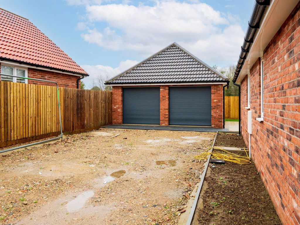 4 bed detached bungalow for sale in Black Mill Lane, Great Moulton NR15, £500,000