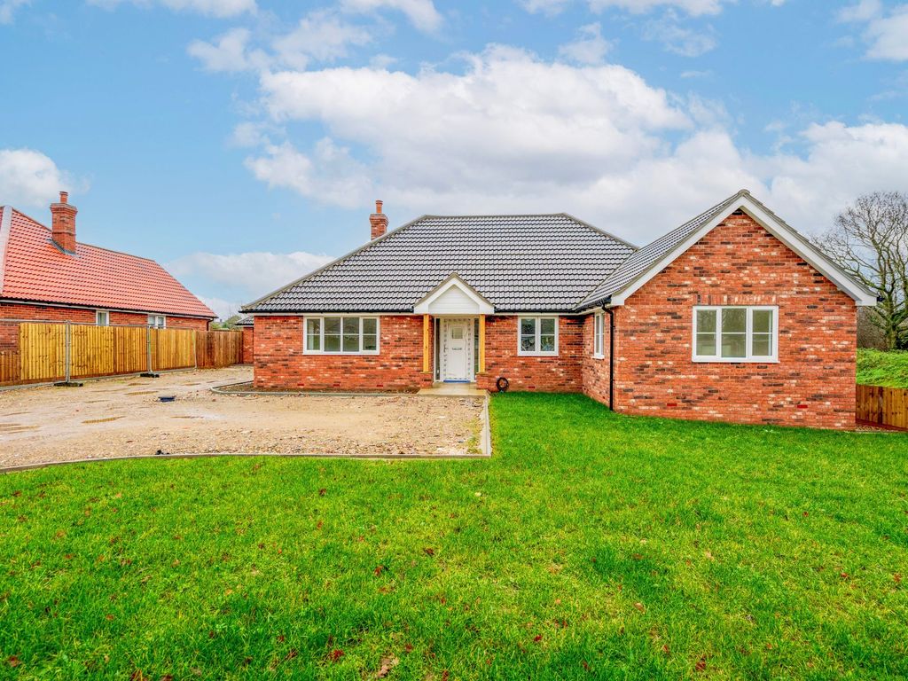 4 bed detached bungalow for sale in Black Mill Lane, Great Moulton NR15, £500,000