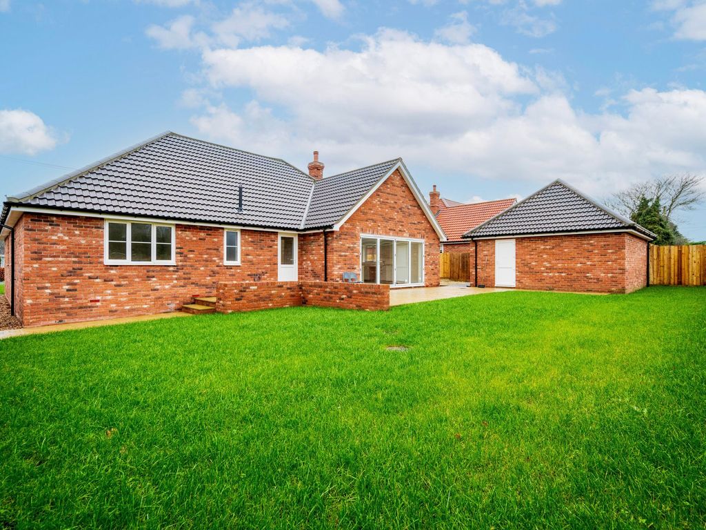 4 bed detached bungalow for sale in Black Mill Lane, Great Moulton NR15, £500,000
