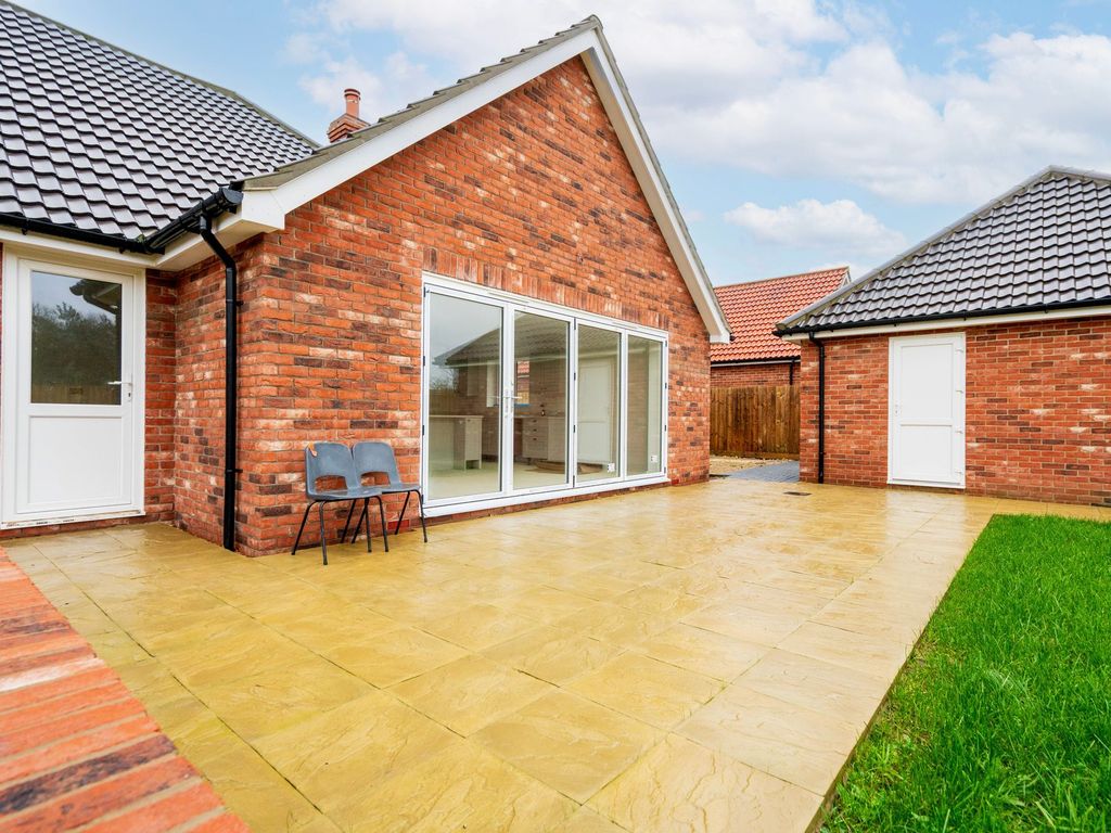 4 bed detached bungalow for sale in Black Mill Lane, Great Moulton NR15, £500,000