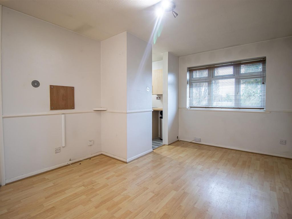 1 bed flat for sale in Coniston, Southend-On-Sea SS2, £165,000