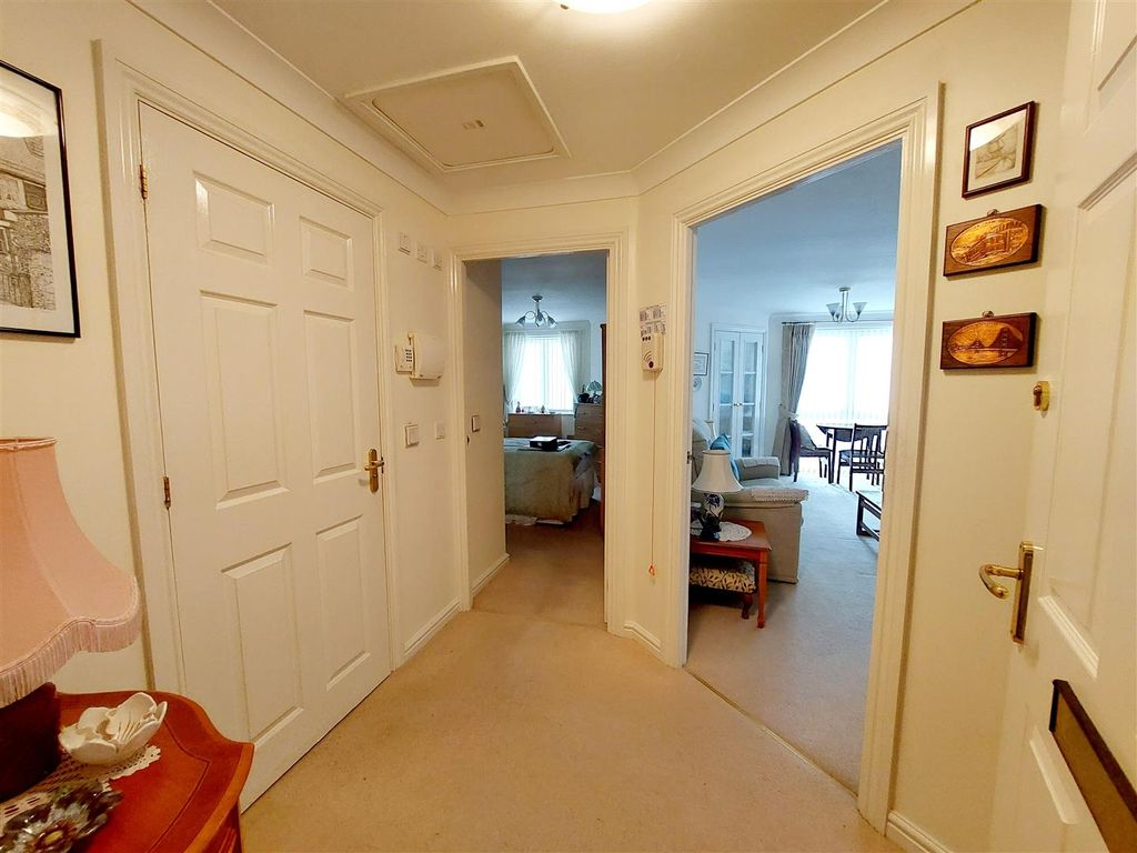 1 bed flat for sale in Alexandra Road, Gorseinon, Swansea SA4, £80,000