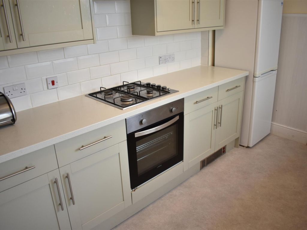 4 bed terraced house to rent in Bath Road, Southsea PO4, £2,150 pcm