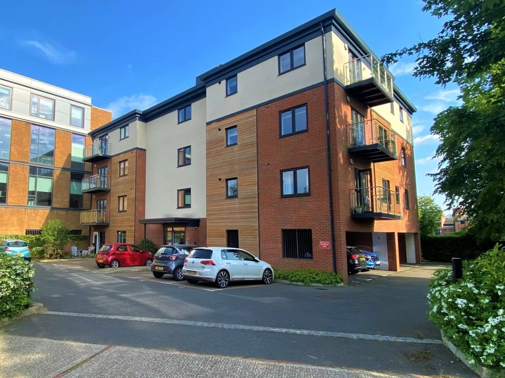 2 bed flat to rent in Nash Gardens, Redhill RH1, £1,600 pcm