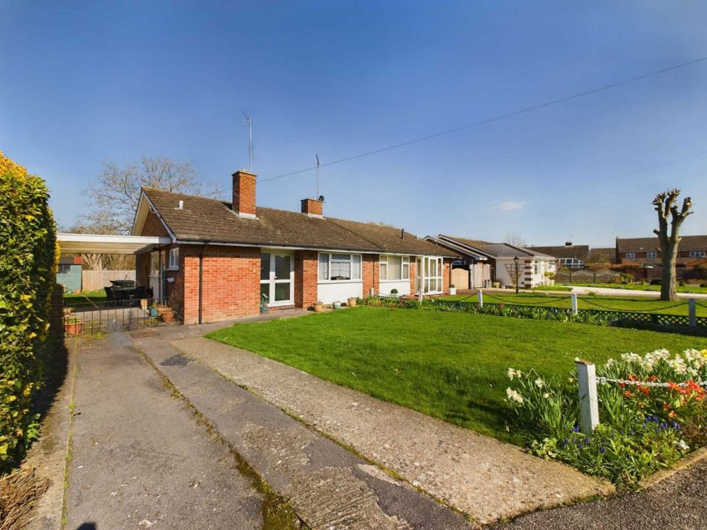 2 bed bungalow for sale in Weston Turville, Aylesbury, Buckinghamshire HP22, £400,000