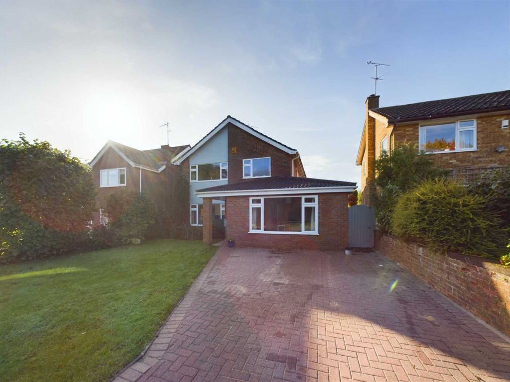4 bed detached house for sale in Broughton Avenue, Broughton, Aylesbury HP20, £695,000