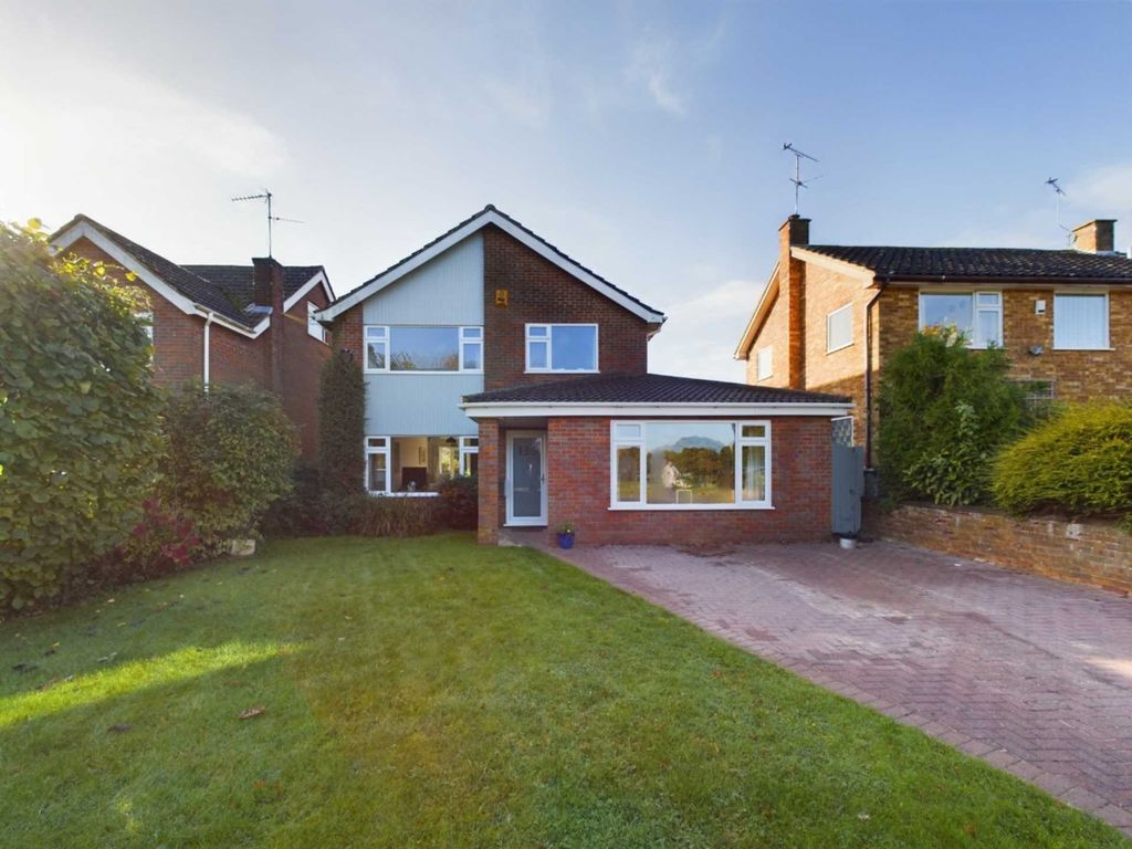4 bed detached house for sale in Broughton Avenue, Broughton, Aylesbury HP20, £695,000