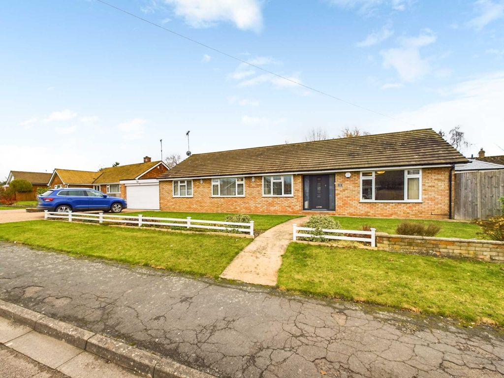 3 bed detached bungalow for sale in Irvine Drive, Stoke Mandeville, Aylesbury HP22, £695,000