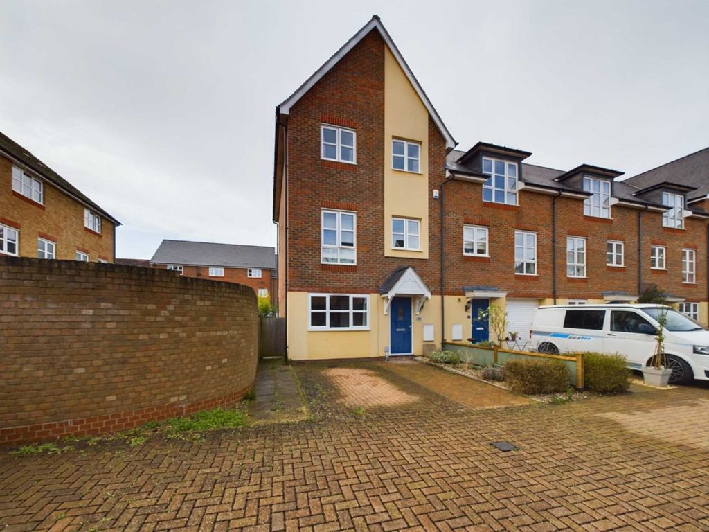 4 bed end terrace house for sale in Scaldwell Place, Aylesbury HP21, £395,000