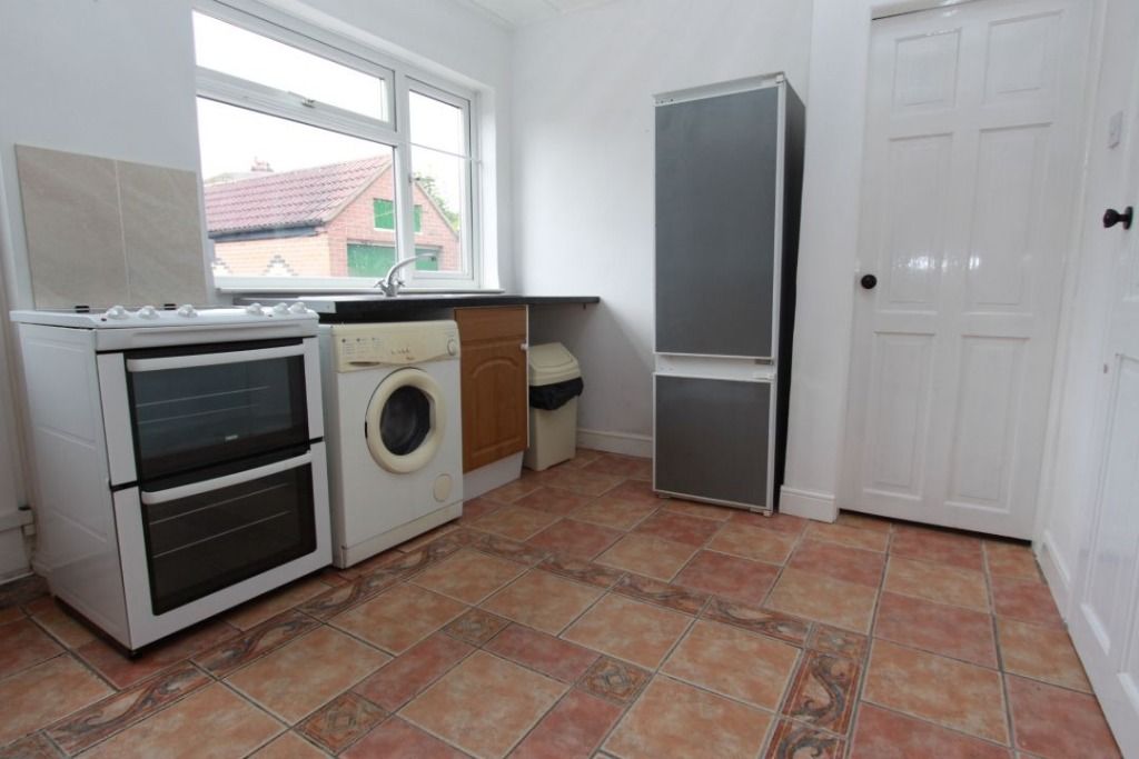 3 bed semi-detached house to rent in Bramcote Avenue, Beeston NG9, £1,100 pcm
